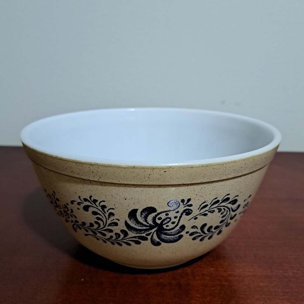 Vintage Pyrex Homestead 043 Bowl 1 1/2 Quart Great Preowned Condition